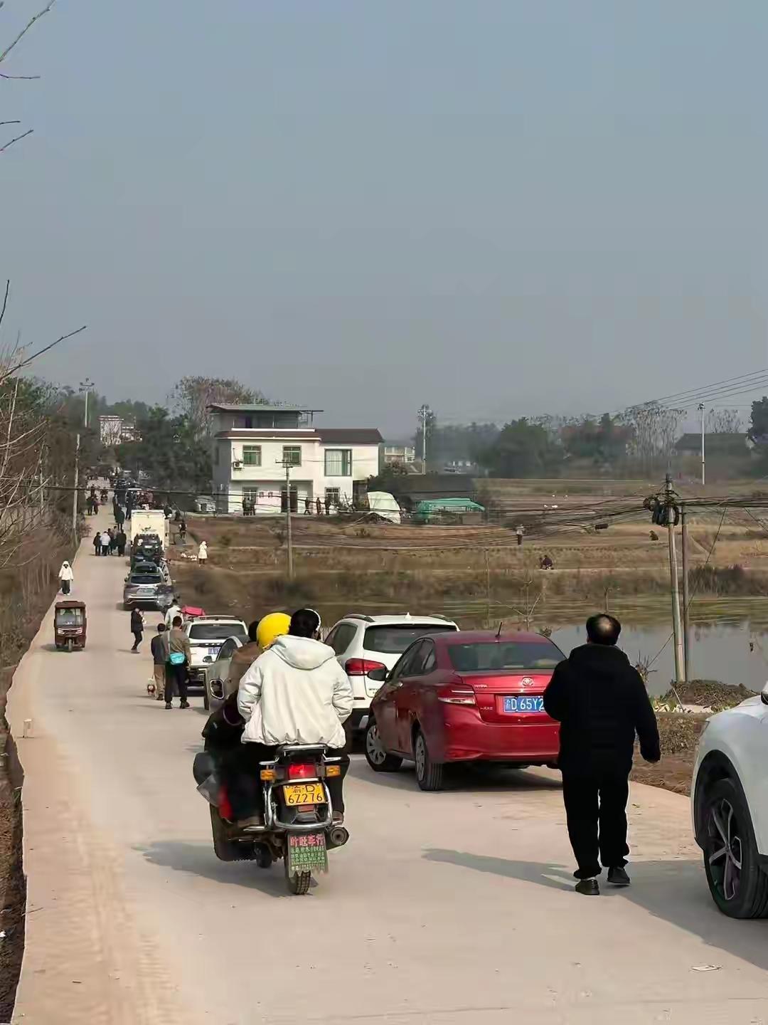 重庆合川区庆福村女孩“呆呆”家的刨猪汤宴已落下帷幕，但人潮还未完全退去。

13