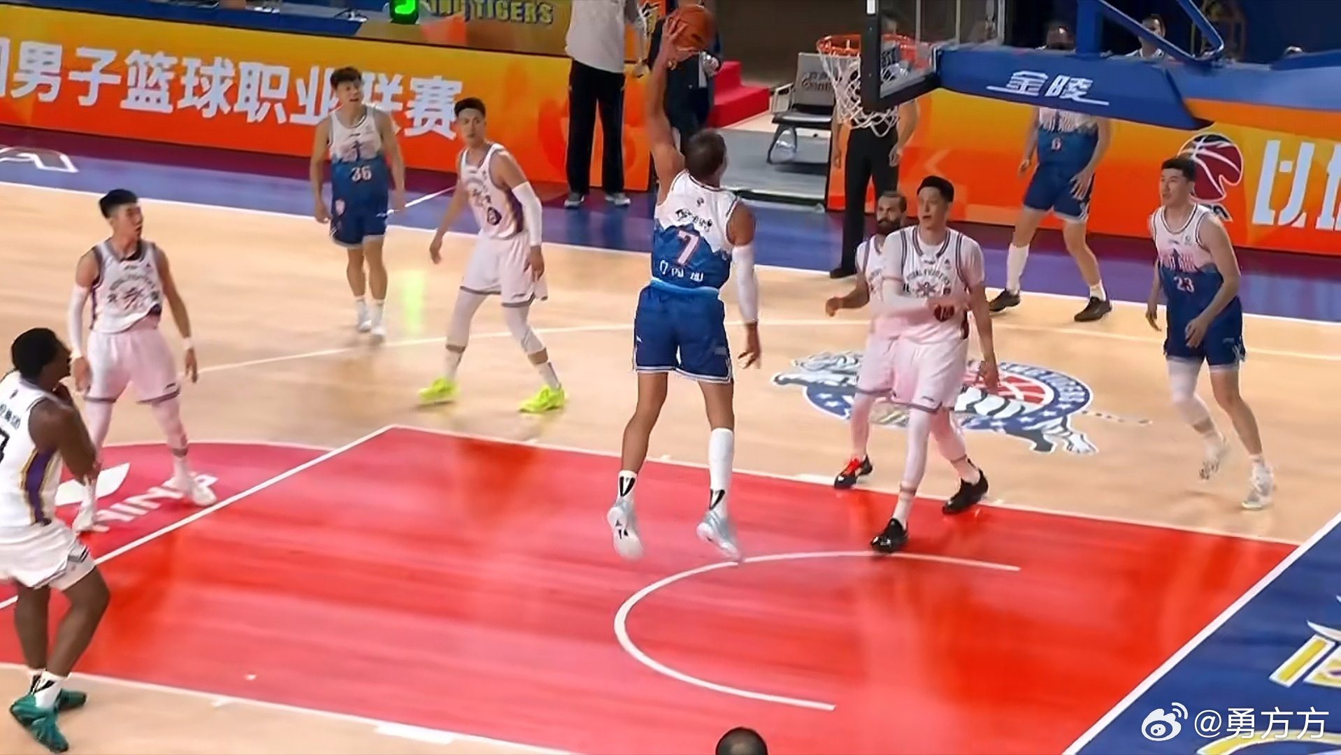 新疆男篮vs北控男篮 北控迷之防守再现，半场被新疆拿了57分...老问题还是没解