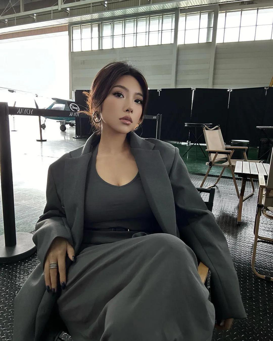 星河映照古道旁
#美丽玲珑更有致# #白衣倩影飘# #长发飘香因你留# #云鬓香