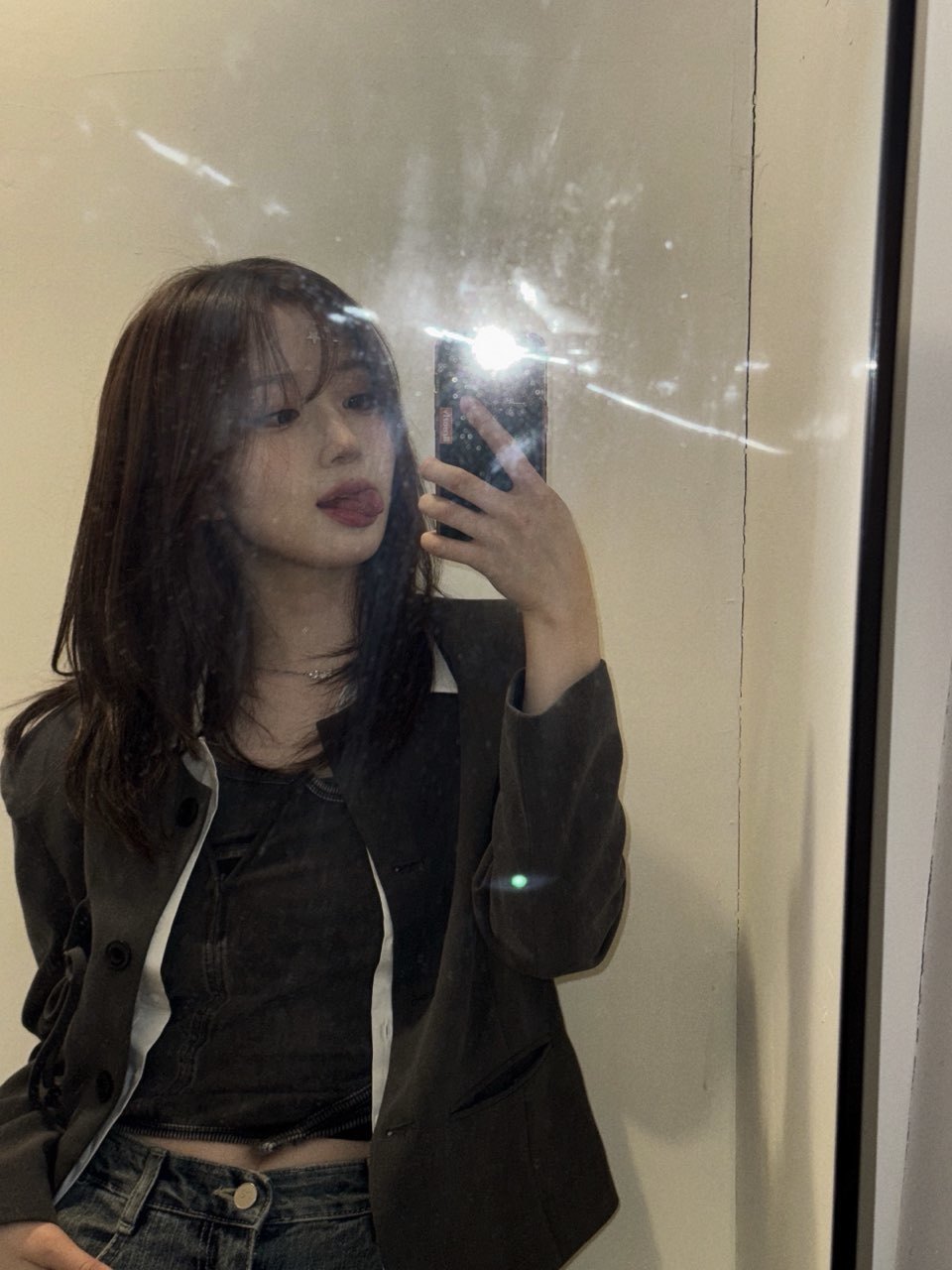 吴海媛你们女爱豆对镜自拍～总是没轻没重的[馋嘴] ​​​