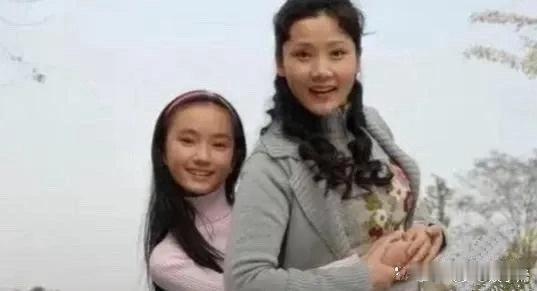 何赛飞家的一双儿女真是俊！特别是她儿子，长得那叫一个眉清目秀，看来是遗传了妈妈的