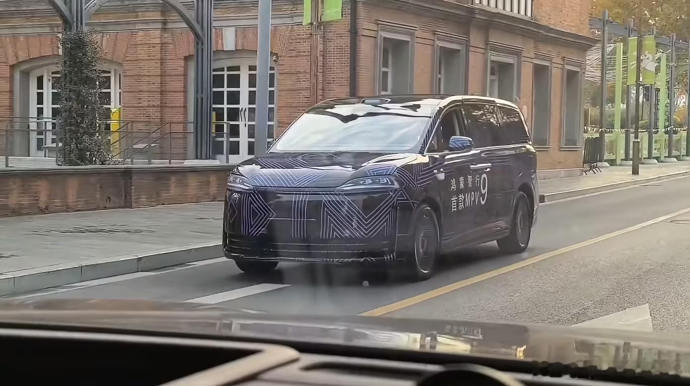 鸿蒙智行首款MPV智界V9路试视频曝光2025年12月9日，在今天的鸿蒙智行年度