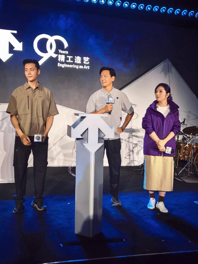 今天吴彦祖和杨千嬅还有陈伟霆一起出席活动，三位站在一起像是在拍电影。

吴彦祖上