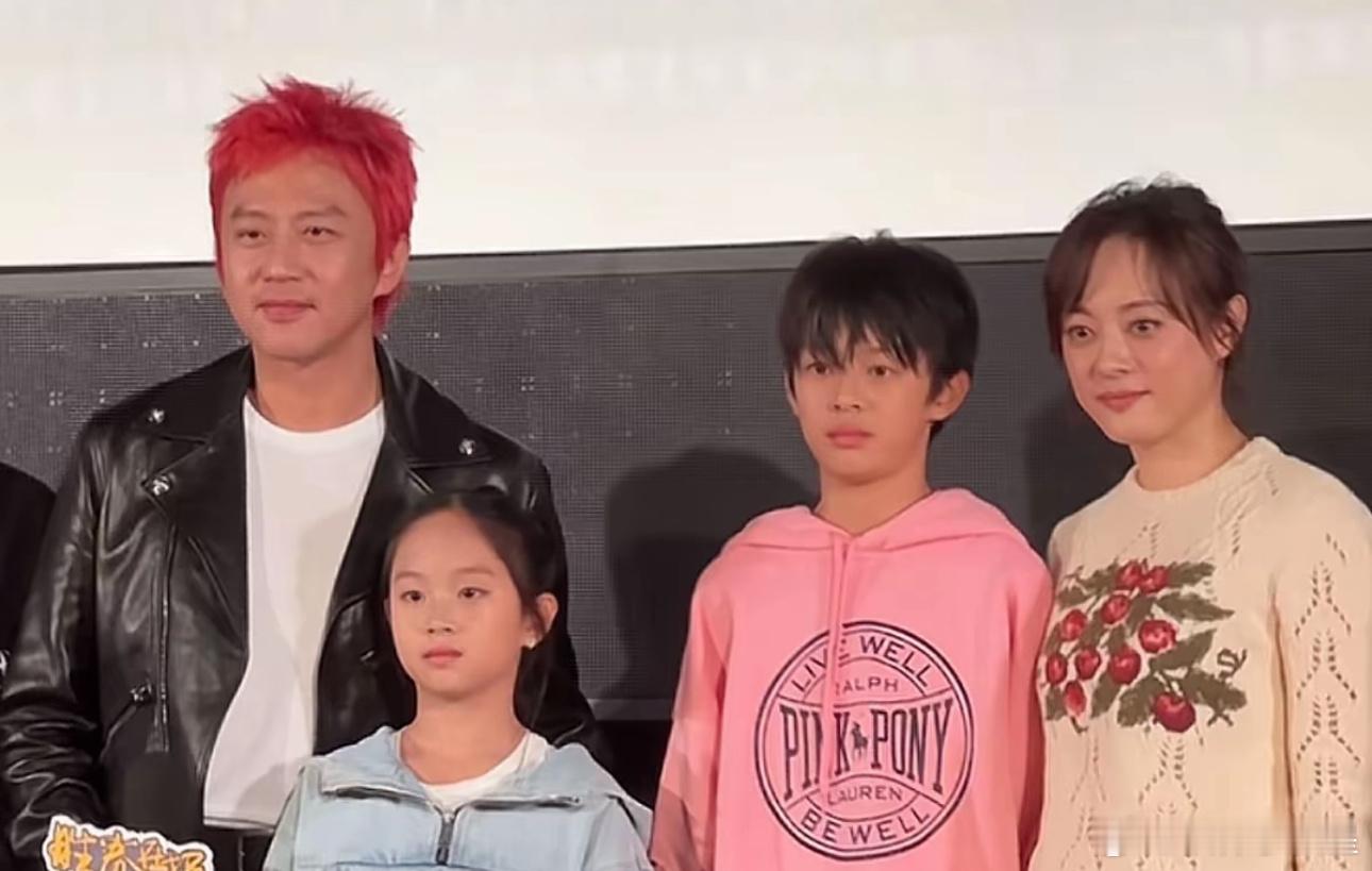#邓超孙俪一家四口颜值#只有我觉得孙俪邓超的儿子女儿都很乖，邓超反而像是染的红毛