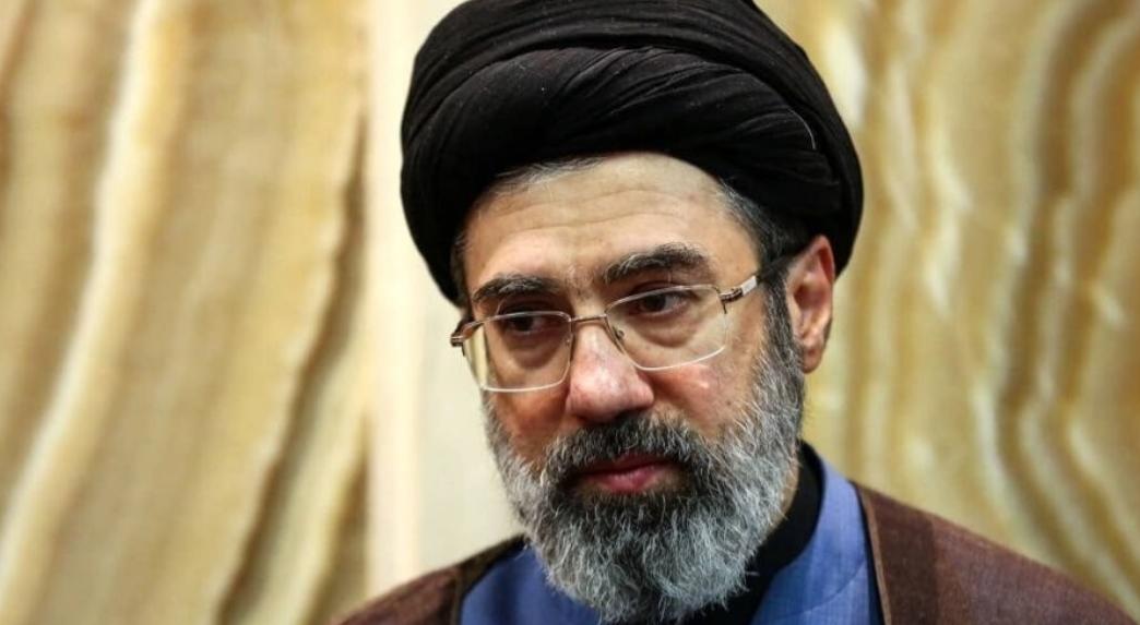 路透社证实，伊朗最高领袖穆杰塔巴·哈梅内伊面部毁容、腿部重伤！很多人以为领袖带伤