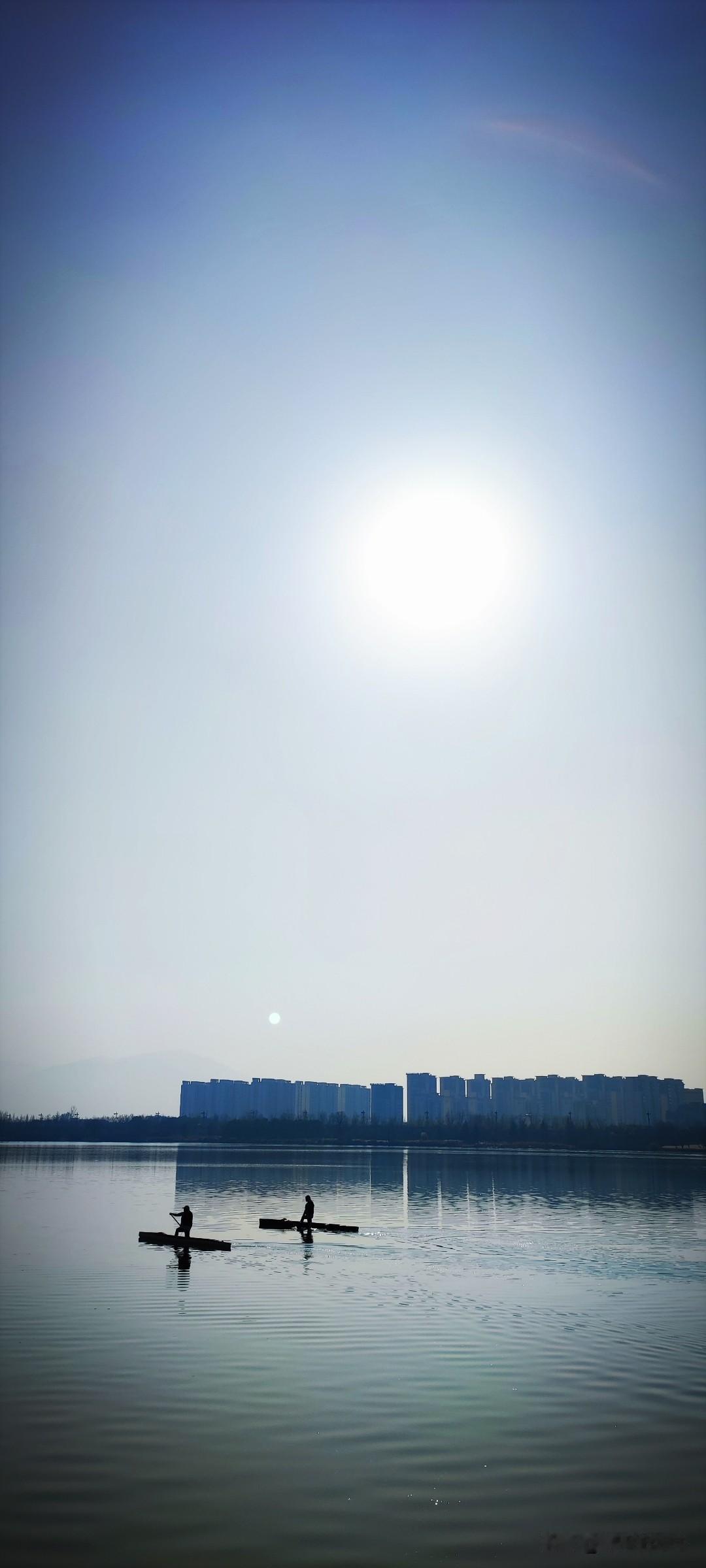 晒图笔记大赛午后的阳光撒在汉江上，皮划艇少年划开道道波光...这世间值得我们珍视