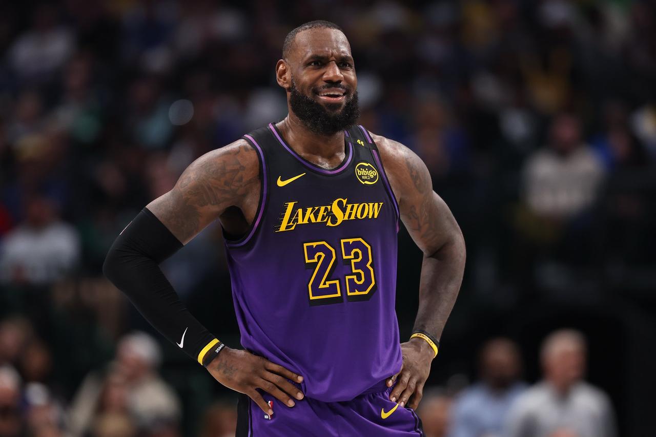 詹姆斯以骑士球员身份退役是一个很正常的选择。
NBA记者Marc Stein撰文