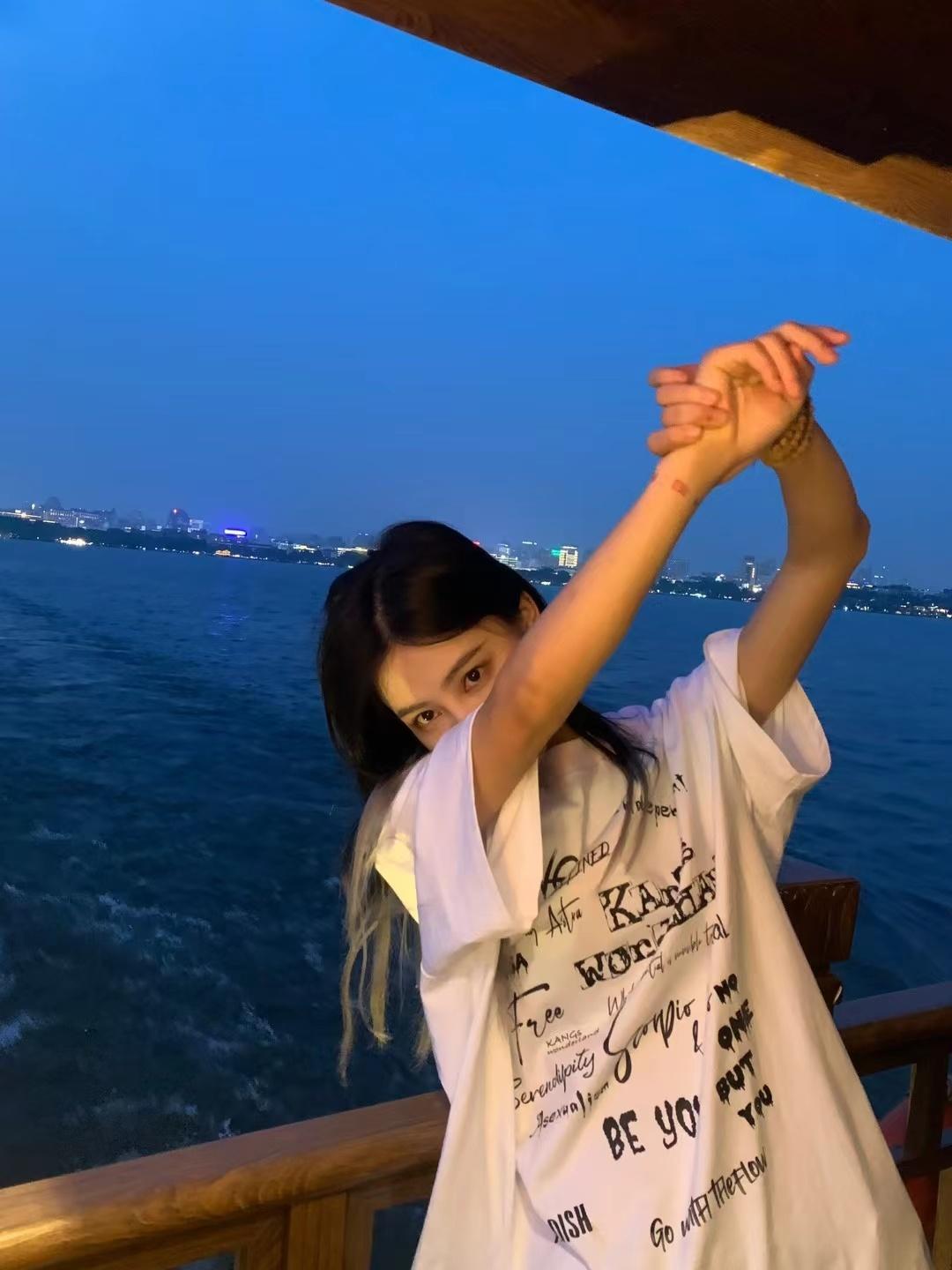 袁一琦[超话]袁一琦UNKNOWN演唱会袁一琦0915出道十周年快乐“我以浪漫起