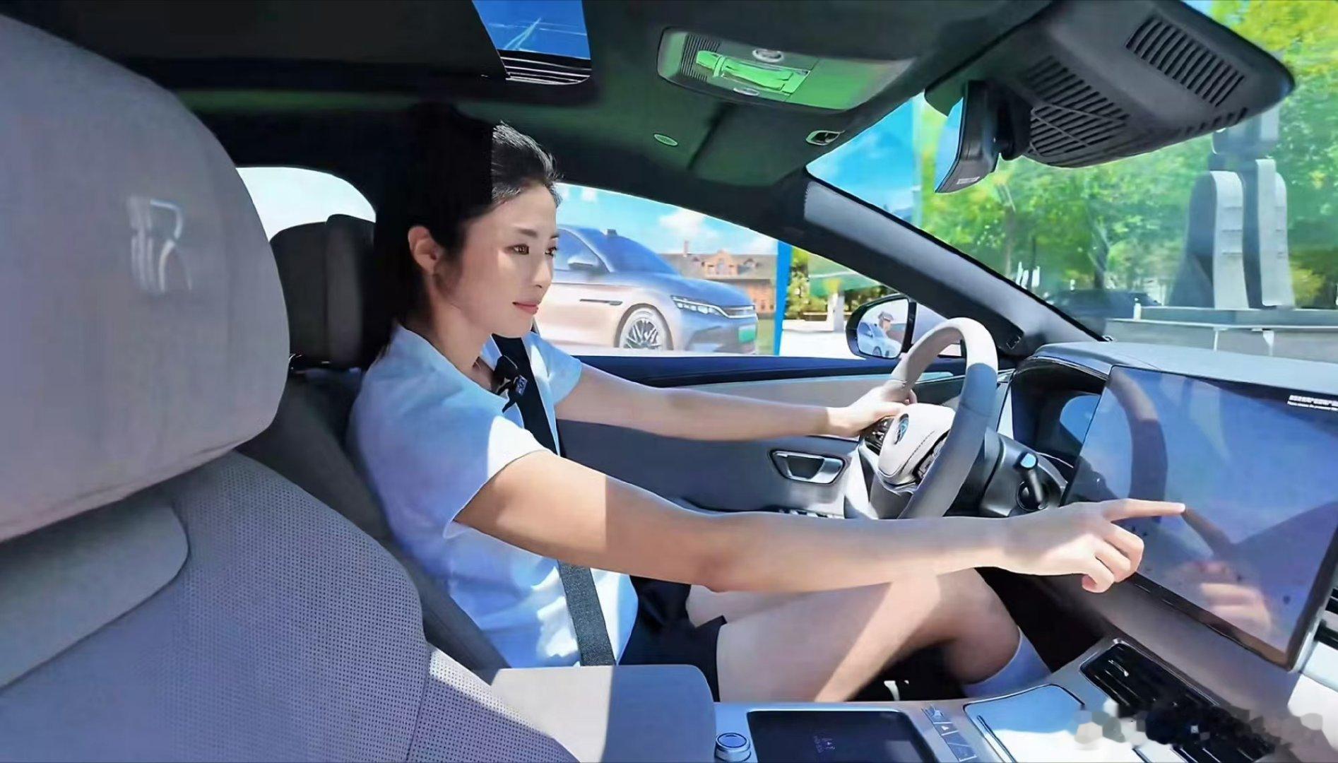 赵丽娜开着比亚迪追球赛以前总有人拿中国汽车和中国足球一起调侃，现在比亚迪靠死磕技