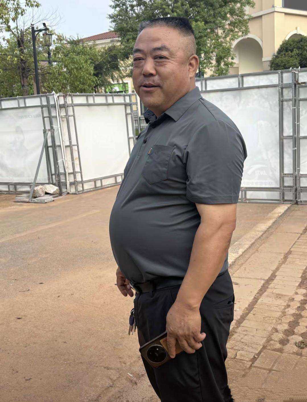 这大肚子老弟，你看看腰带在什么位置，他就不怕腰带掉下来。
       本来腰带