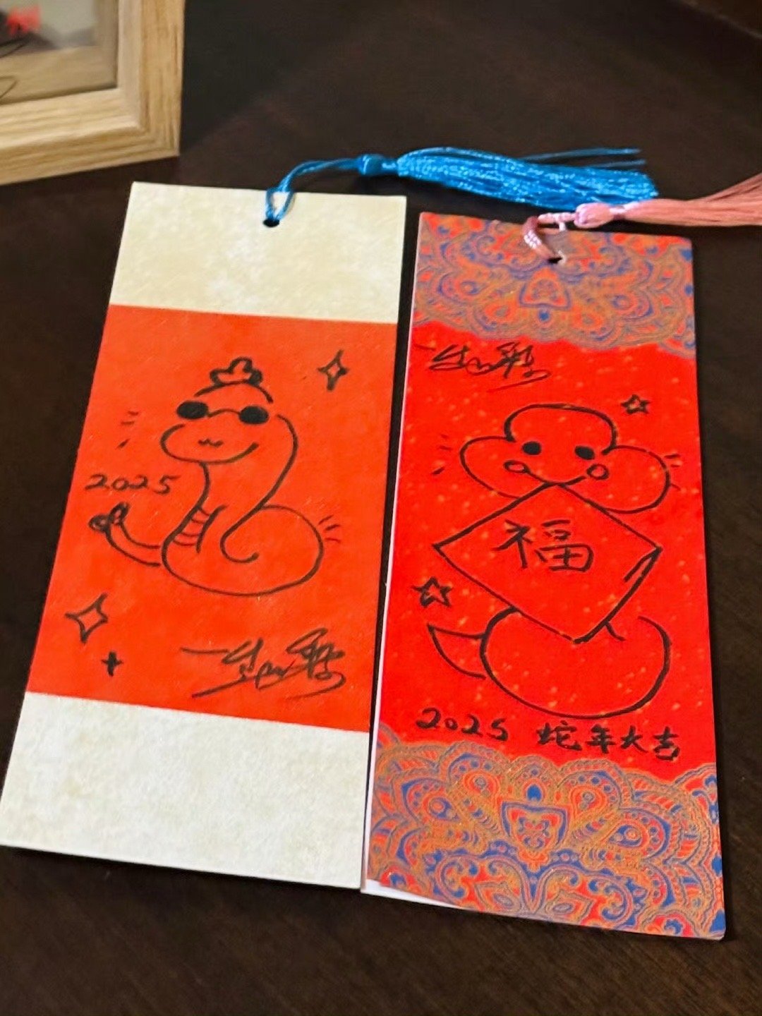 赵丽颖手绘蛇年祝福书签  工作室分享赵丽颖两张手绘蛇年祝福书签，画风好可爱，快来