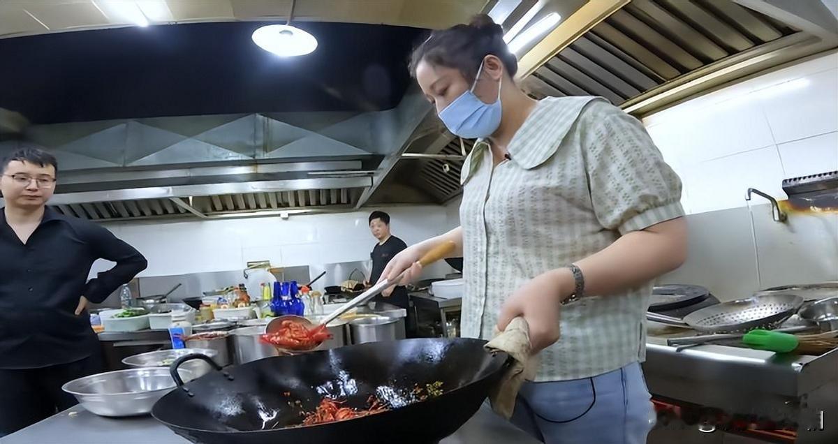 惊呆了！没上过几天学的乡下土妞和南京大学高材生成婚。婚后，南大老公只顾埋头搞芯片