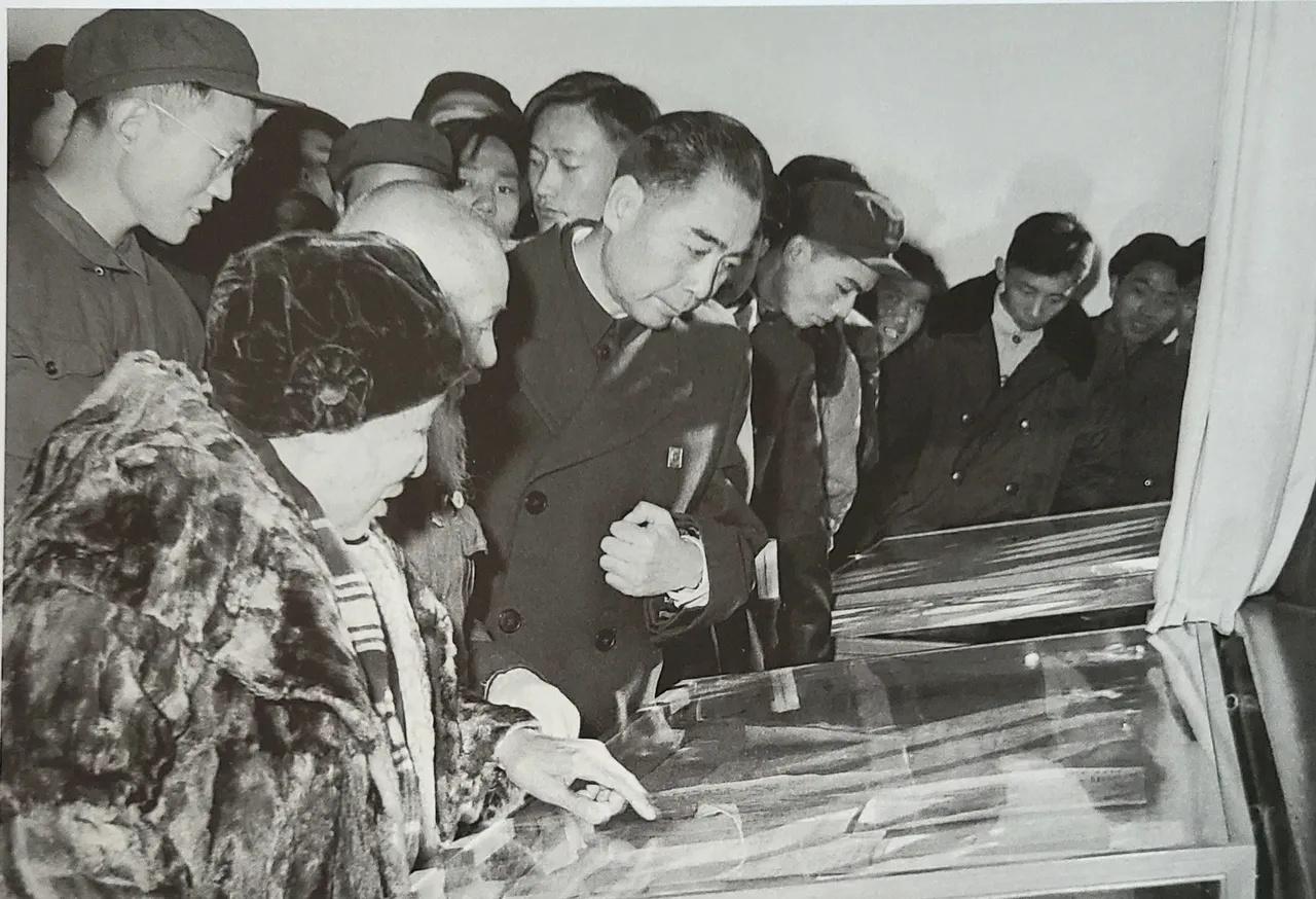 1956年11月12日，在孙中山先生诞辰90周年之际，周总理率领首都各界人士前往