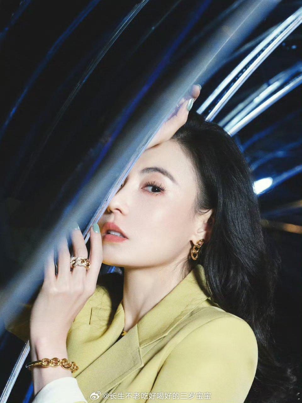 张柏芝戴了大金链子谁能想到清爽的西装和这么豪横的大金链子能搭一块儿啊！也就张柏芝