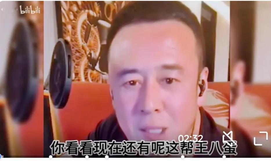 歌手杨坤的黑白人生

杨坤持续走红，体现了他精彩的黑白人生。前期走红是已故歌手陈