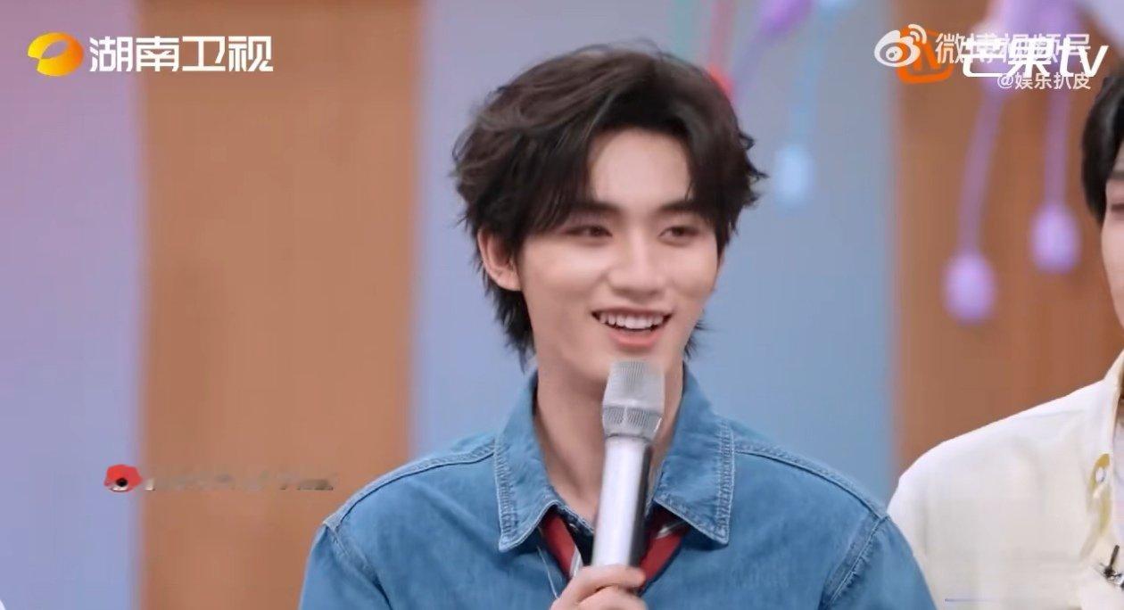 何炅叫丁程鑫哥哥你好星期六 登陆少年做客好六街，开场何炅一句“鑫鑫哥哥”，满是骄