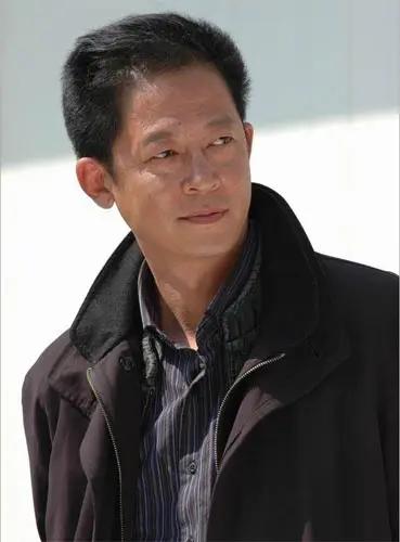 王志文说：
“别去操心他人，
哪怕是你的亲人，
多年形成的认知，
并非你只言片语