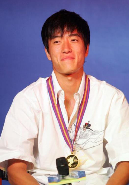 2004年刘翔跨栏夺冠后，开发商送他一套225万的房子，他豪气地送给教练，不料，