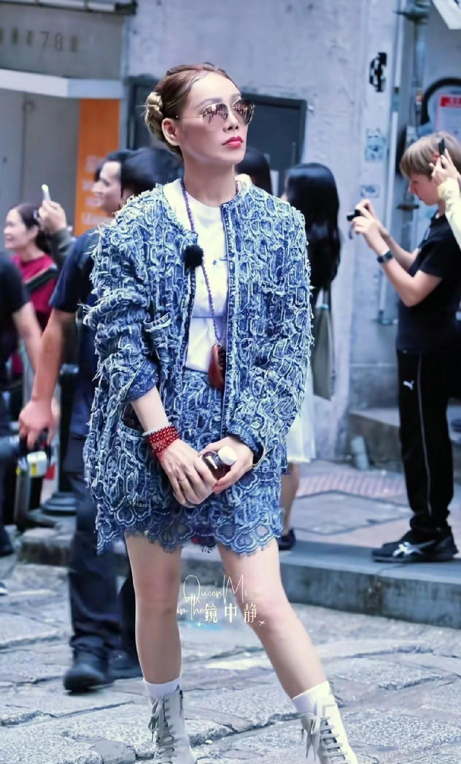 张柏芝40岁开潮牌，宁静50岁穿短裙上热搜，没人说她们老，都说她俩活明白了。
中