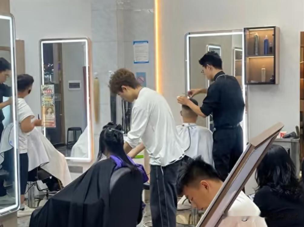 全国高档的理发店陷入倒闭潮，并不是缺顾客，而是自己把自己搞垮了！
	
街边那扇玻