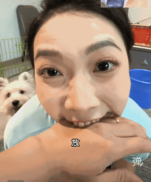 把狗都看懵了，你女朋友舌头还挺长的！