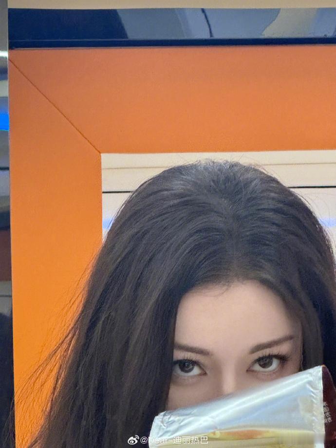 #迪丽热巴晒泡面加个餐# 迪丽热穿着白T尽显清爽气质，晒泡面加餐的画面十分亲切自