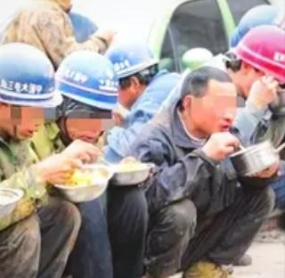 建筑工人摇围栏喊