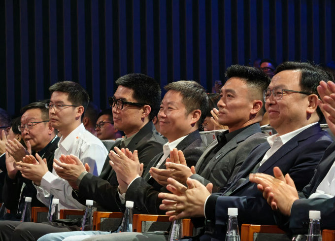 小米这场发布会一开场我就注意到了，阿维塔董事长王辉直接坐在前排，这信息量真不小。