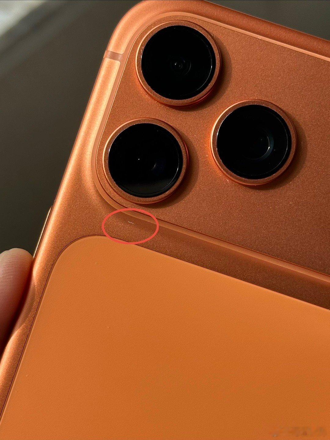 又不知道怎么出了一道划痕，这代iPhone17 Pro这么脆，估计明年这个时候卖