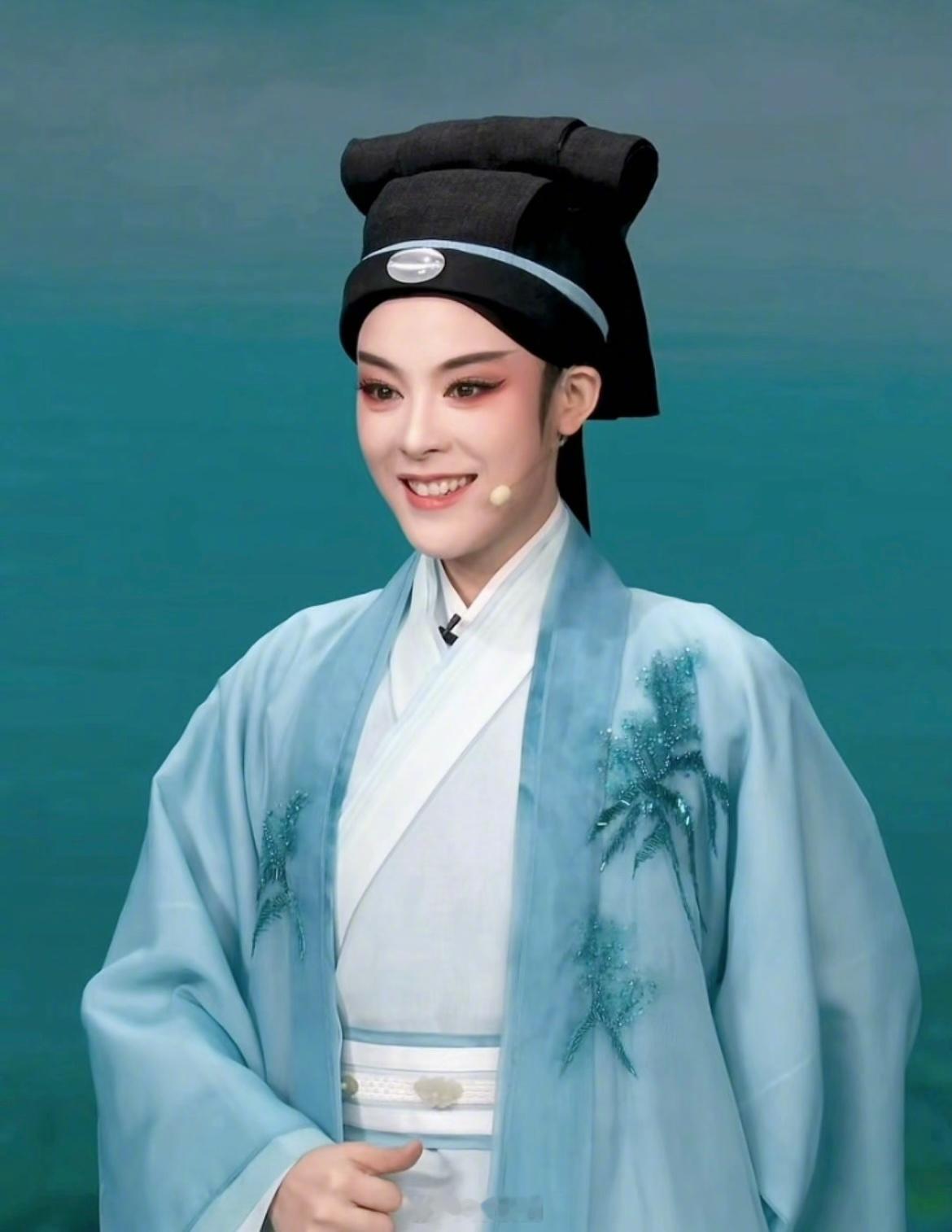 为什么说陈丽君总能给人带来新的惊喜看许仙春晚版和jd版就能知道一版看到就星星眼，