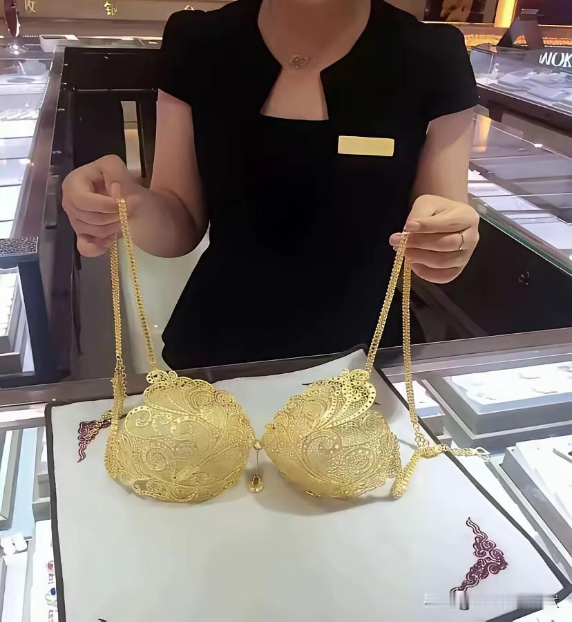 黄金价格大涨，这东西价值不菲！

我觉得这个玩意儿必须戴在衣服的外面，最好是戴着
