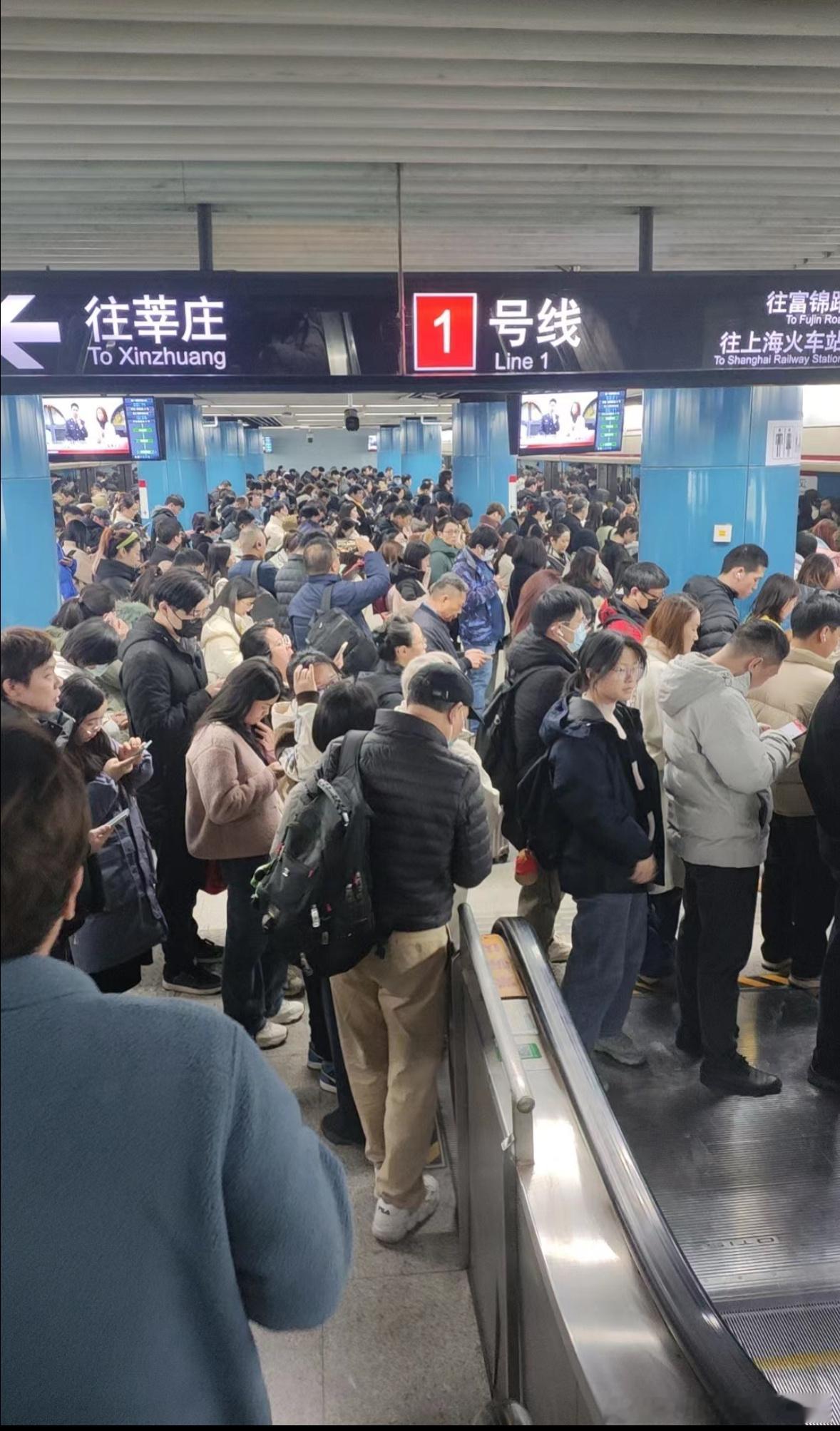 上海地铁 上海体育馆6:45往莘庄方向，发现有节车厢的玻璃门没了 