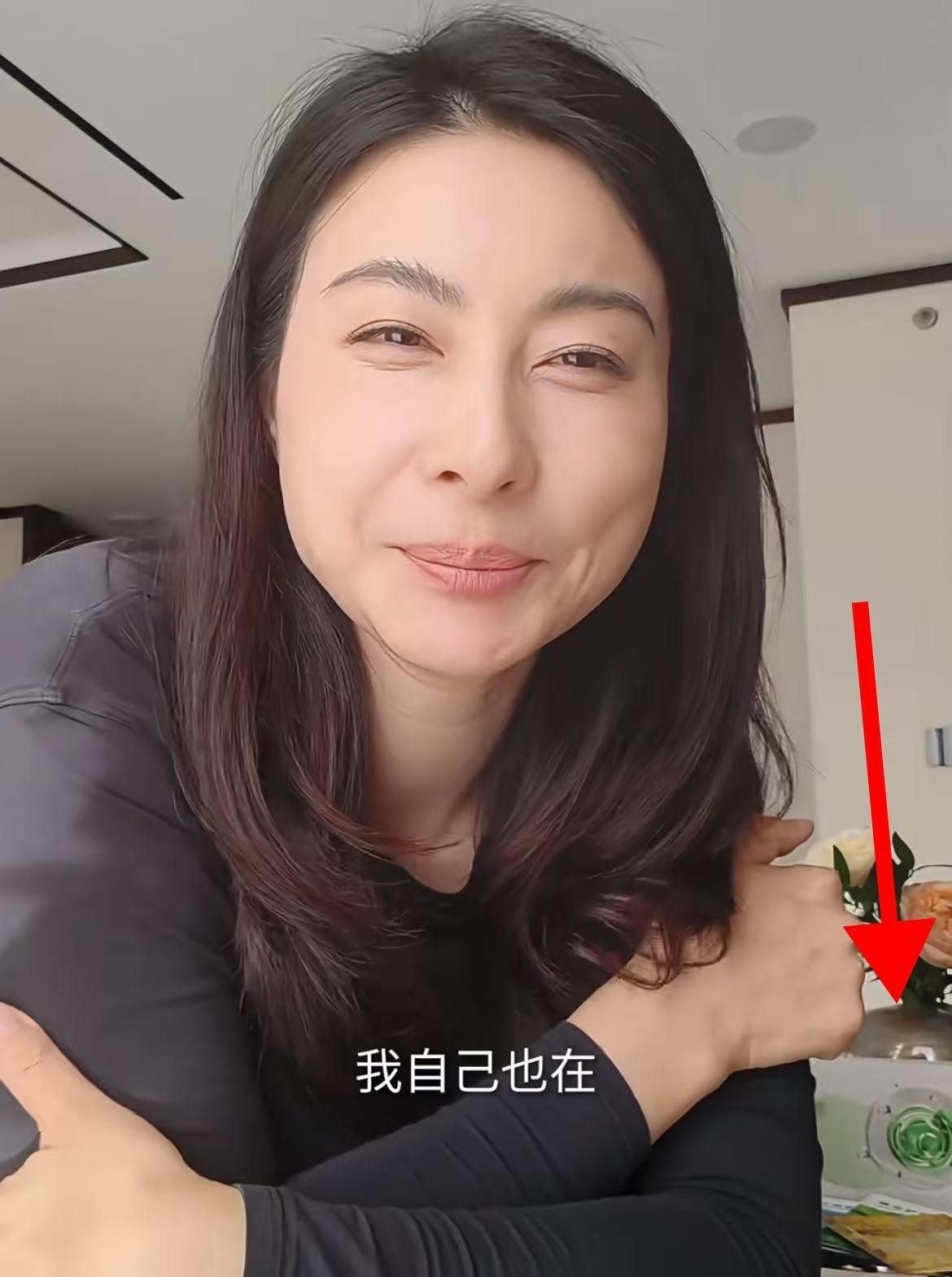 原本以为郭晶晶只是跳水女神
实在没想到
她居然还有另外一个身份，她还是瞳憬眼贴的