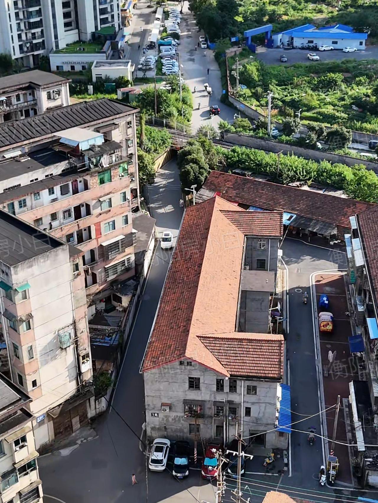 衡阳这条路终于开始改造了
 
上次我发布了龙家坪路要改造的消息，你们都不信，现在