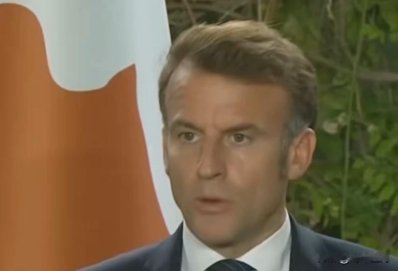 法国总统马克龙又沉不住气了，又歇斯底里的隔空喊话，又假装很严肃的说: