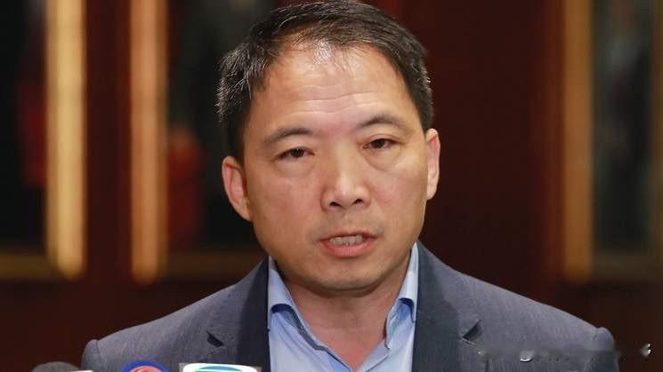 前乱港头目胡志伟，在港服满53个月刑期。铁门刚开，他未作片刻停留，径直赶往机场，