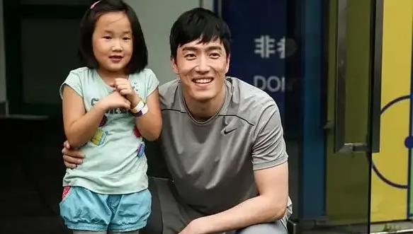 刘翔自退役后长期居住在美国，并在当地购置房产，其生活重心已明显转移至美国。不过让