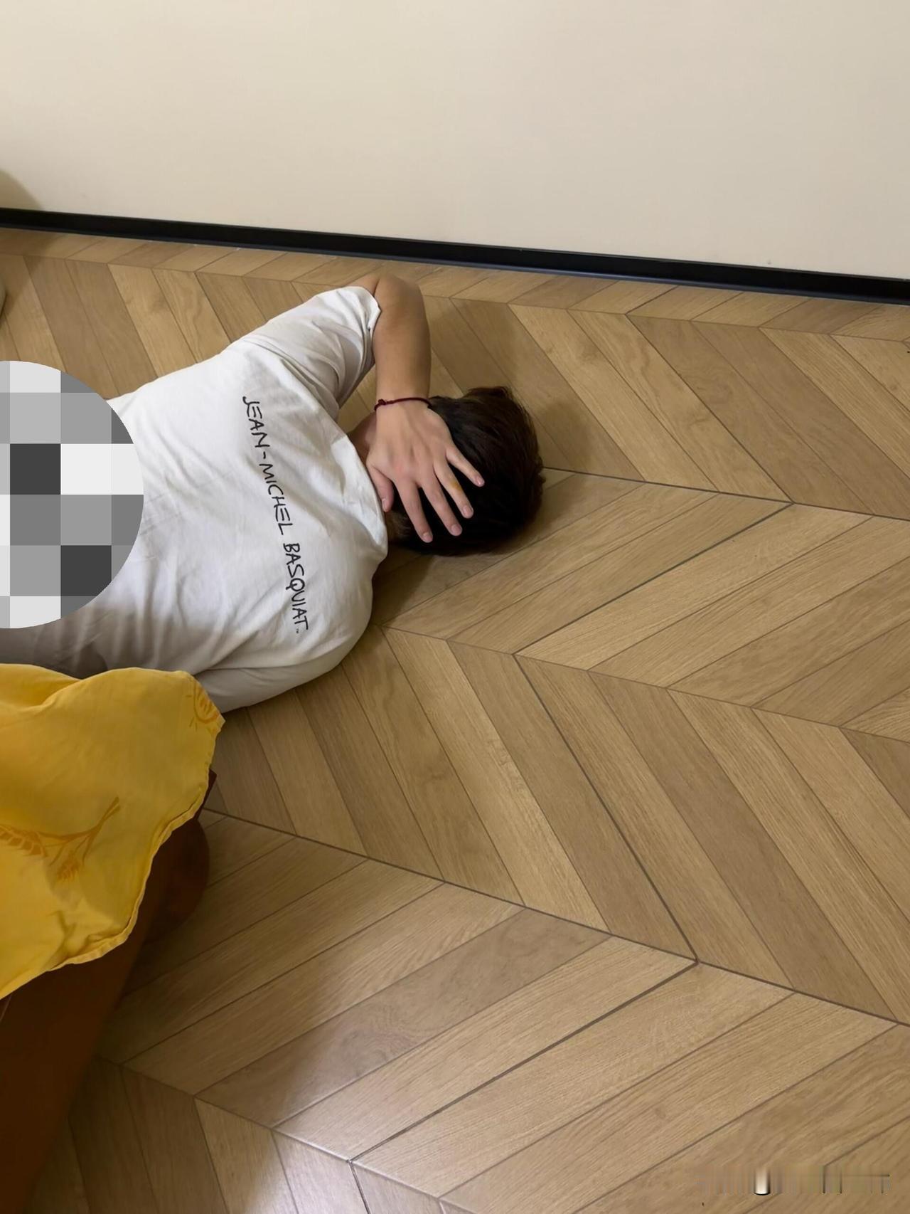 半夜楼下夫妻俩吵架
隐约听见楼下吵架的动静，正准备去厨房拿俩纸杯贴墙上当传声筒，