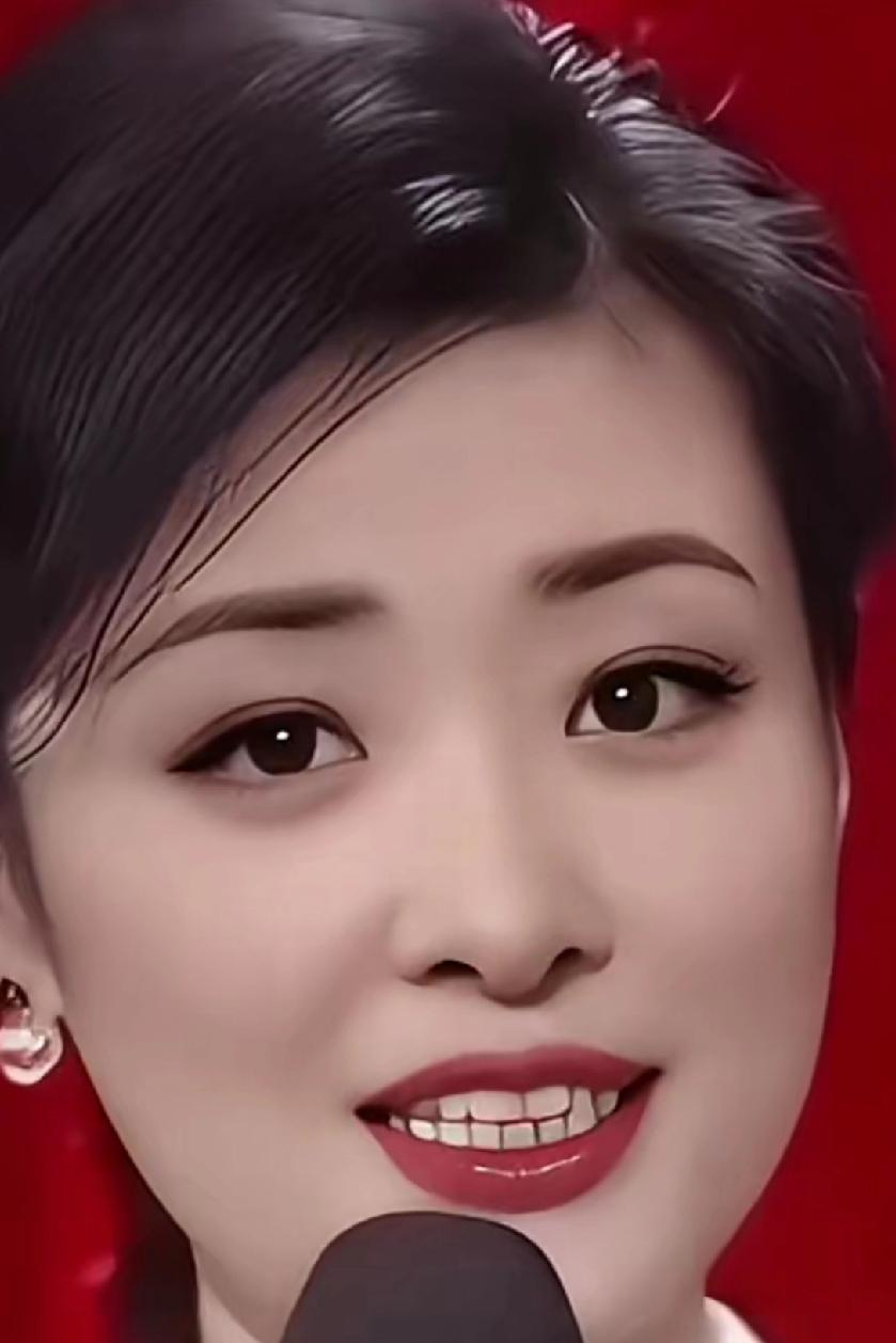 美女周涛，看她主持真是赏心悦目，气质如兰落落大方。