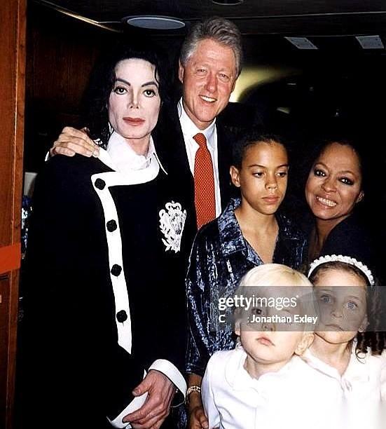 克林顿和迈克尔·杰克逊，在一架私人飞机上笑得那叫一个灿烂。
光看照片，真美好啊，