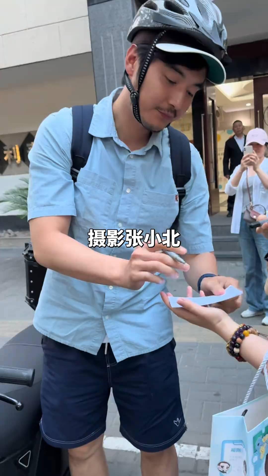 摄影张小北。
谢谢你们，谢谢。我不签了好不好？人太多了。