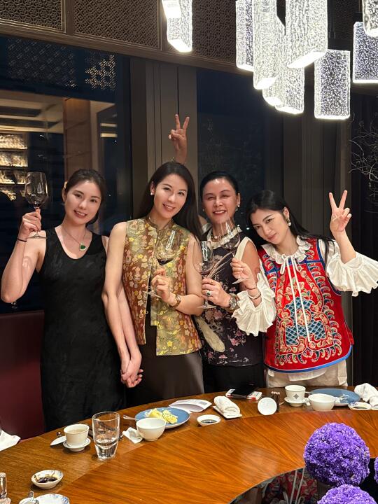 补吃生日饭，姐妹聚会的快乐时光🎂🎉
