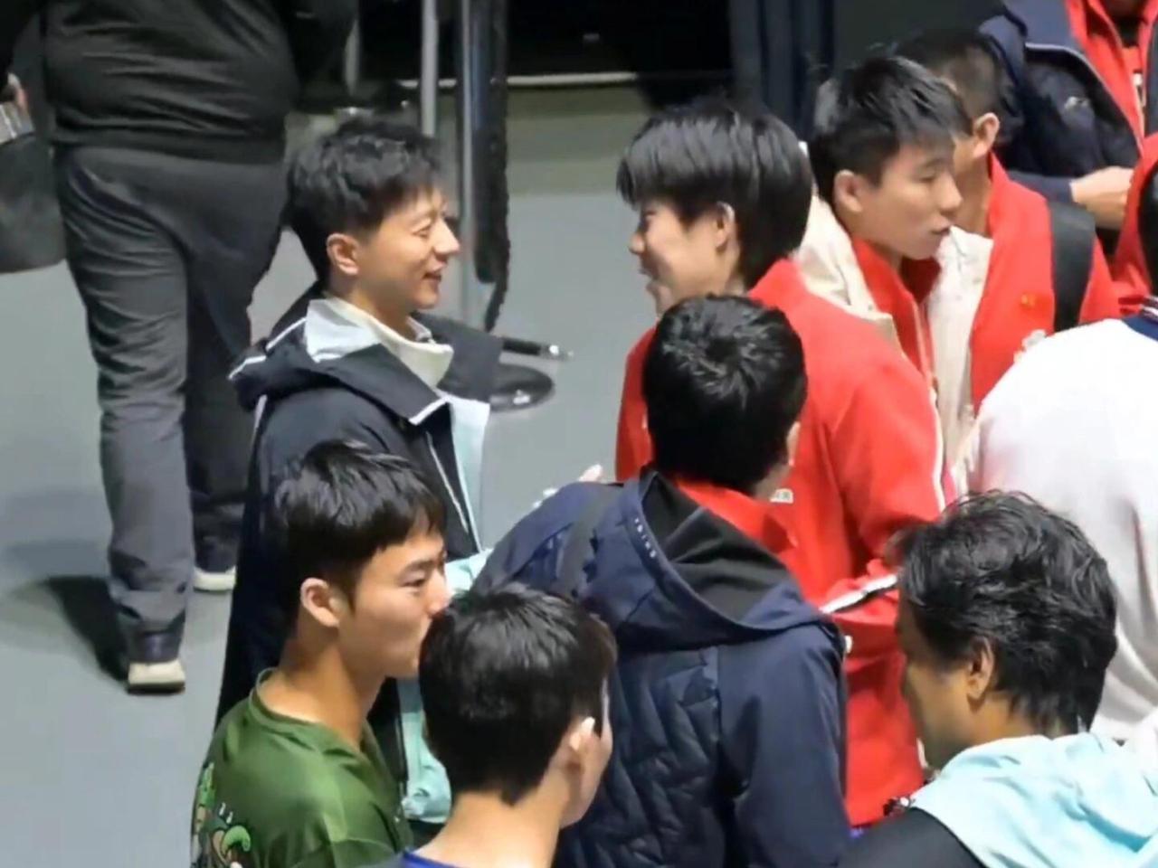 龙队和国乒小将们，这一幕龙队的权威还在上升！
赛后他们围绕在一起，小孩子们赢了，