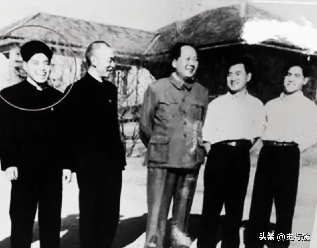 1959年9月30，钱水桃去给毛主席理发，想着明天是国庆节，给毛主席理了个不一样