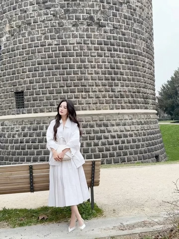 收藏杨幂米兰之行16宫格livePrada的女王，就这么快乐做自己吧杨幂 得罪就