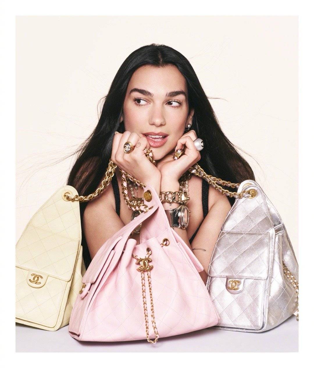 Dua Lipa x CHANEL 25手袋广告，完整版广告将在3月上线 