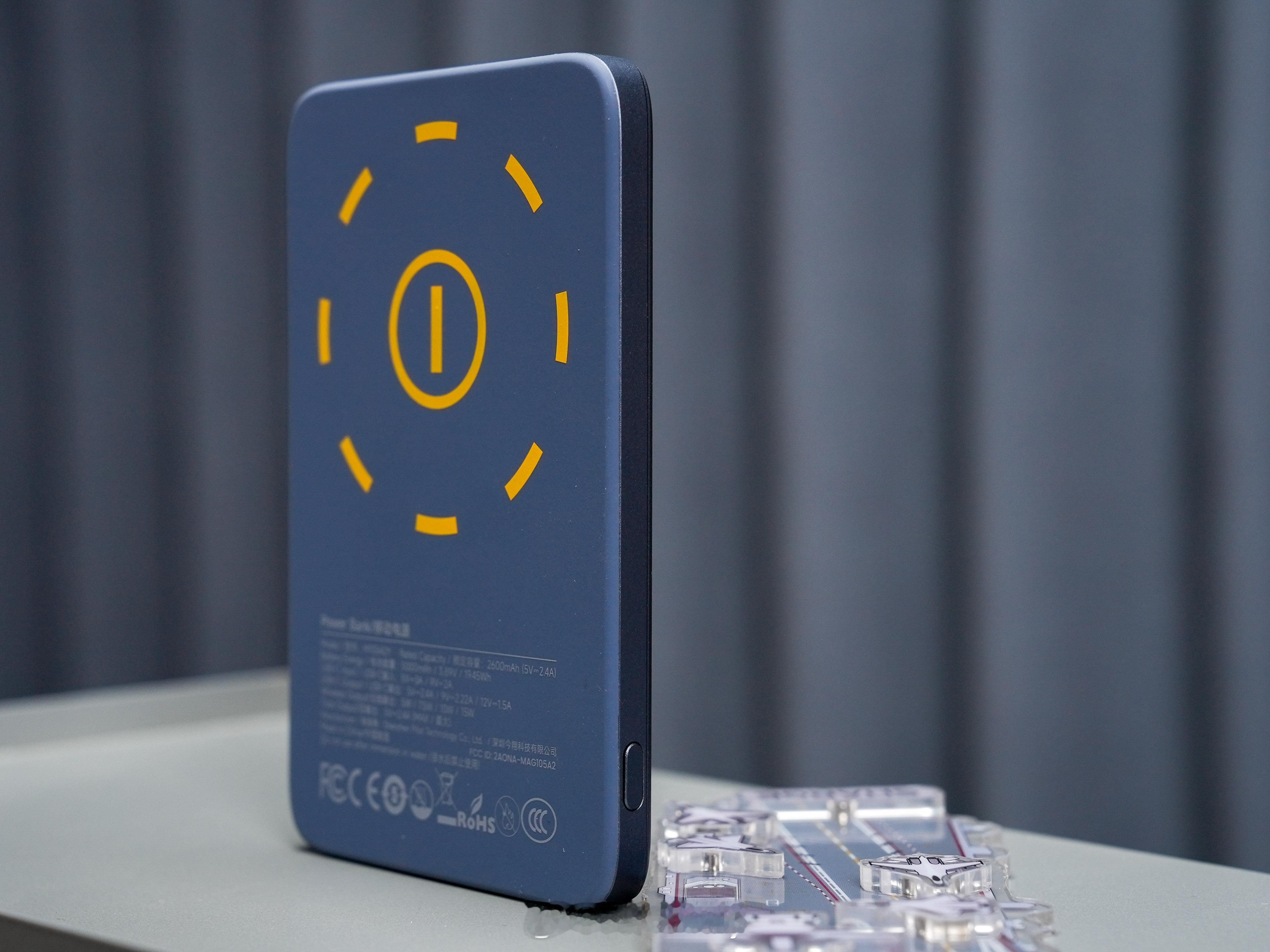 谁不想桌面上停泊一艘福建舰？闪极让磁吸玩出花样，买充电宝送福建舰模型，歼-35、