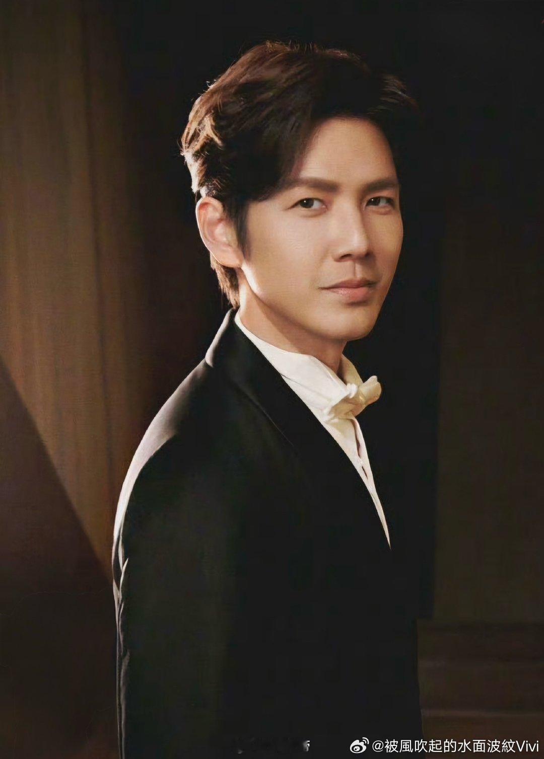 心愿便利贴贴到钟汉良 粉丝们把写满祝福的便利贴贴成了一颗心，红的黄的蓝的，像打翻