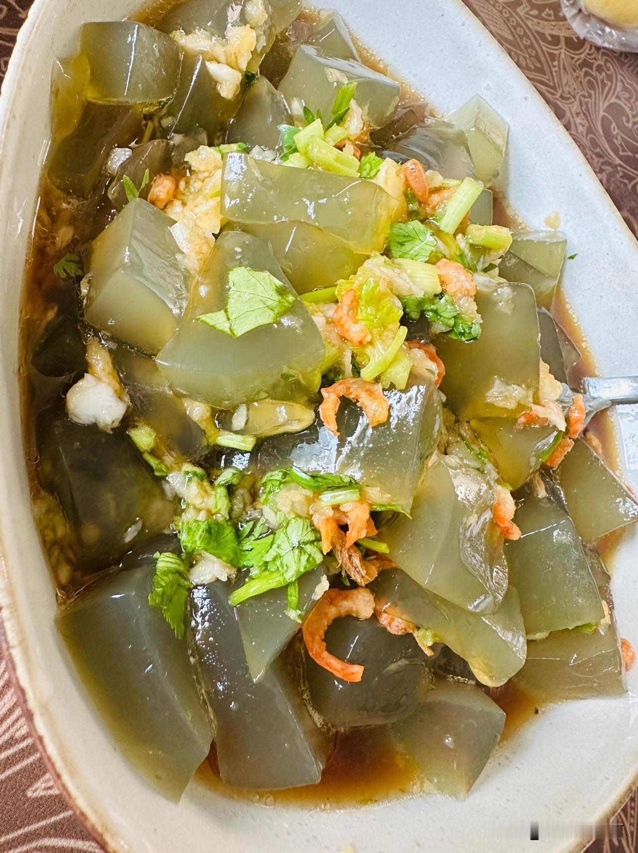 我今天第一顿饭，吃了一碗面条，半碗凉粉。
就是图片这个。
这是海里的一种石花菜熬