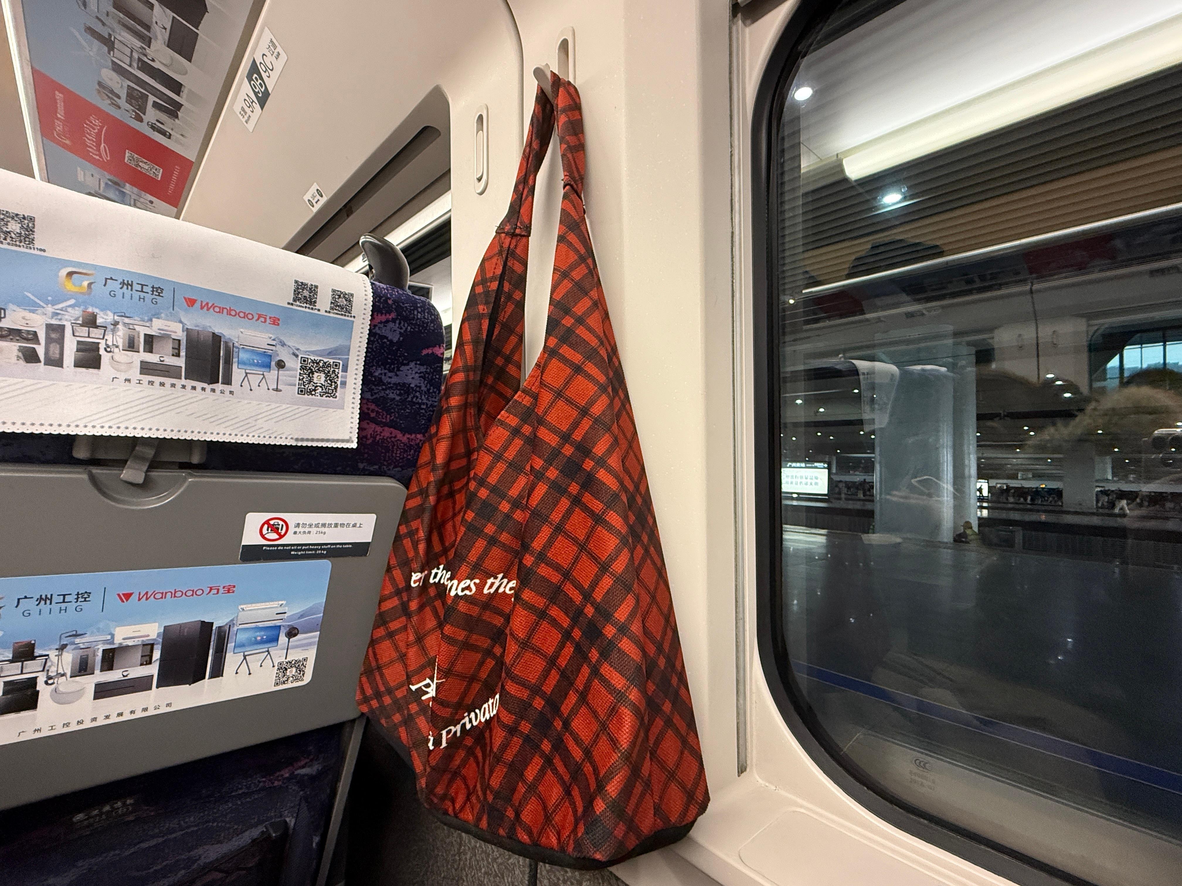 第一天☝️又背着我的格纹包出发了 